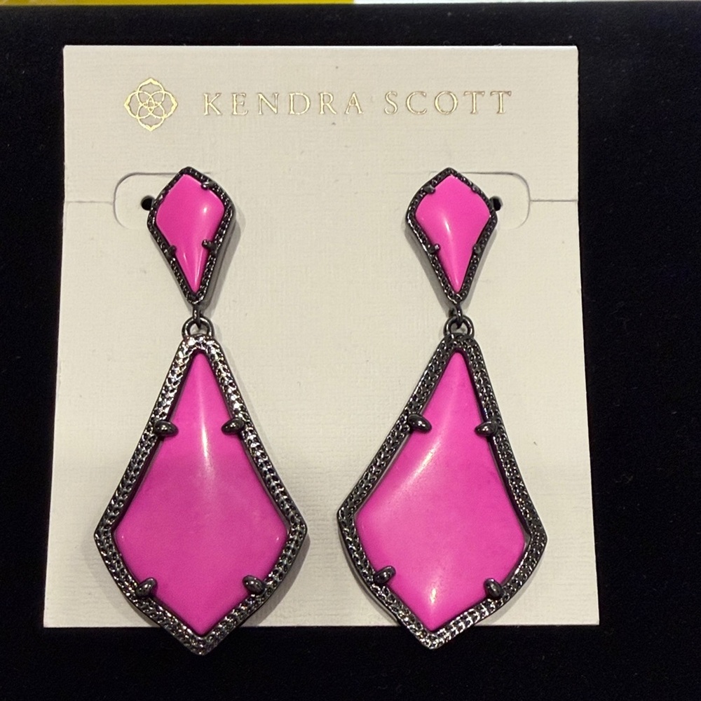 RARE Kendra Scott Alexa Pink Magenta Earrings in Gunmetal